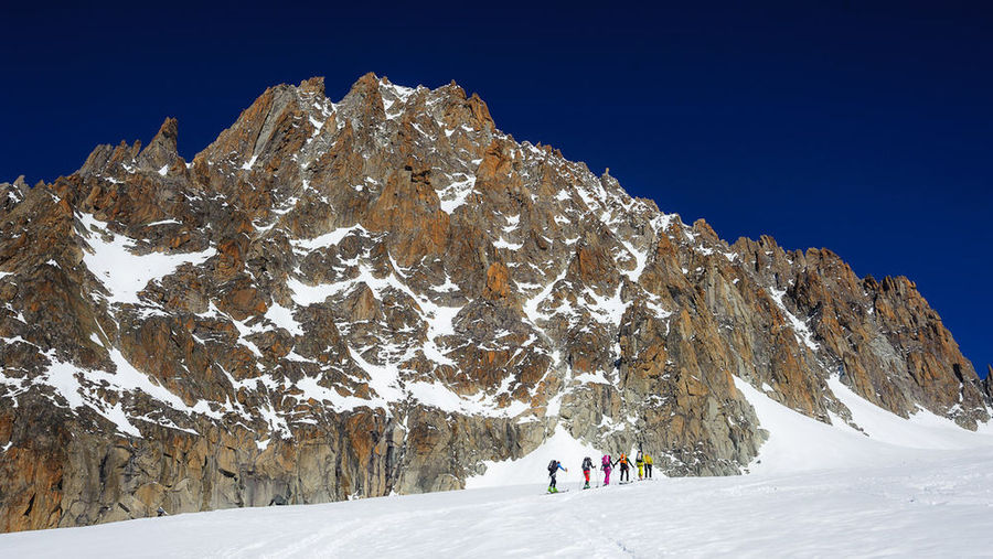 #1 Les Pieds Nickelés au Chardonn : Un groupe guidé à la montée au col du Chardonnet, avec l Les Pieds Nickelés au Chardonn : Un groupe guidé à la montée au col du Chardonnet, avec l'aiguille éponyme en arrière-plan.
