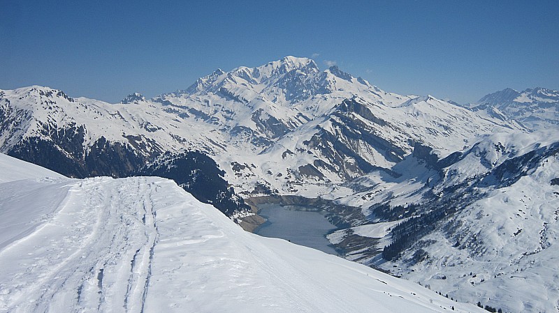 #2 Vue sur le lac de Roselend : Le lac est encore un peu gelé !! Vue sur le lac de Roselend : Le lac est encore un peu gelé !!