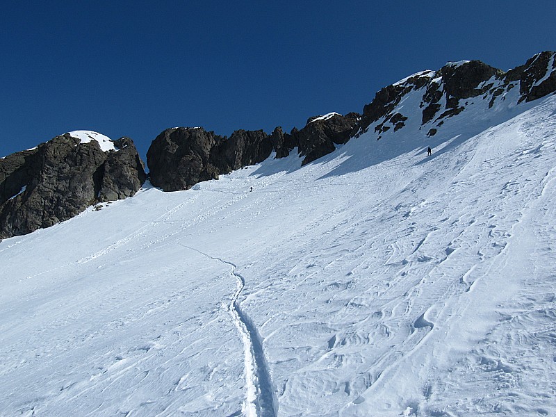 #4 L L'aiguille de Bérard : est proche. Vue sur la brèche et les 1ers skieurs de la journée.
