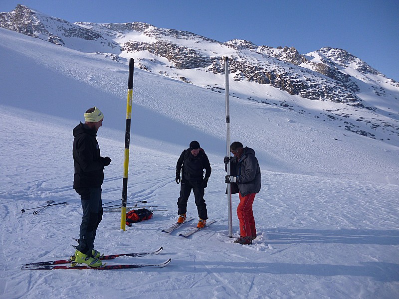 #4 mesure de hauteur de neige : dimanche, de bon matin, trois sympathiques randonneurs font des mesures nivologique pour le suivi du bassin versant, au niveau des sources de l mesure de hauteur de neige : dimanche, de bon matin, trois sympathiques randonneurs font des mesures nivologique pour le suivi du bassin versant, au niveau des sources de l'arc. Le mystère du piquet jaune et noire est enfin éclairci!!
