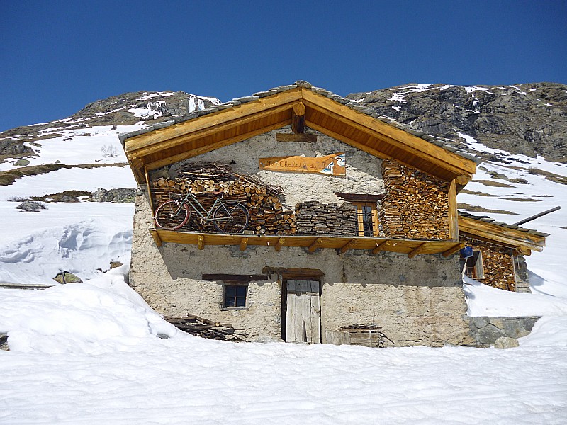 #1 un joli vélo : je suis jaloux du vélo. le chalet, je suis sûr qu un joli vélo : je suis jaloux du vélo. le chalet, je suis sûr qu'il est faux...trop beau pour être vrai!