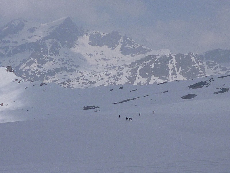 #7 distances de sécurité : traversée du glacier du moulinet... Il y en a qui ont oublié que même tout lisse, ça reste un glacier. distances de sécurité : traversée du glacier du moulinet... Il y en a qui ont oublié que même tout lisse, ça reste un glacier.