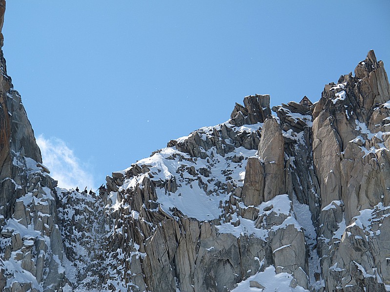 #11 breche puisuex : la brèche et le bivouac à droite breche puisuex : la brèche et le bivouac à droite