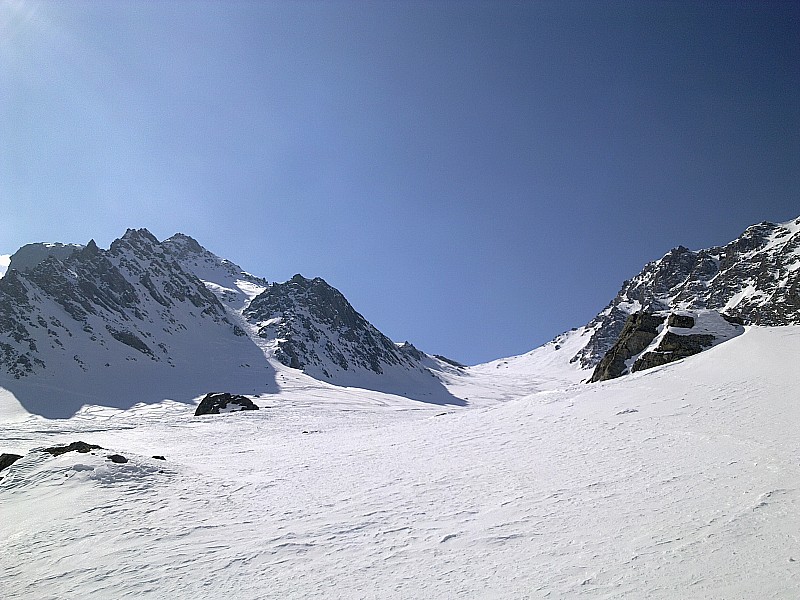 #1 le sommet vu du vallon : on y est presque, le couloir est prometteur le sommet vu du vallon : on y est presque, le couloir est prometteur