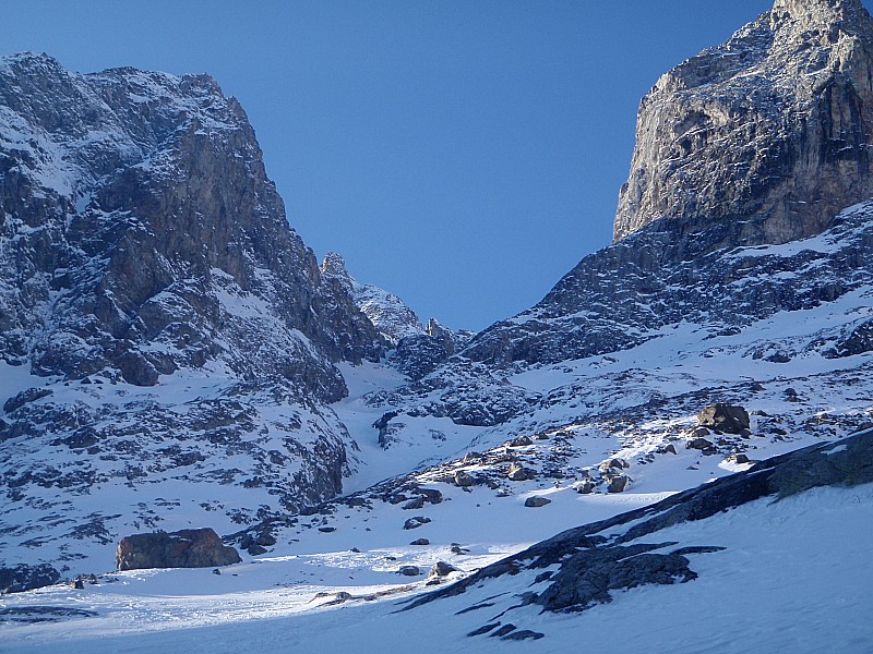 #1 couloir d couloir d'accès : porte d'entrée