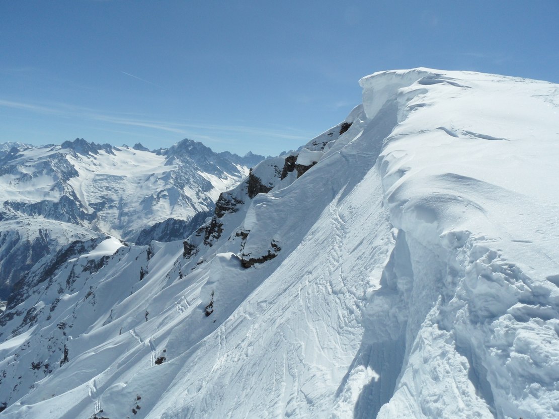 buet-face NE : Entrée de la face par cette corniche-