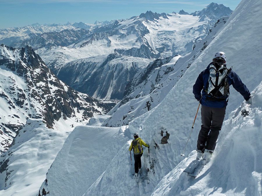 Buet face NE : Traversée pour éviter un ressaut glacé.