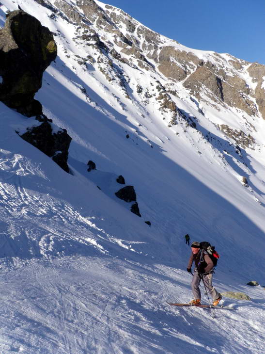 #2 Sous le Pic Cascavelier : Jean arrive sur la crête qui mène droit au sommet Sous le Pic Cascavelier : Jean arrive sur la crête qui mène droit au sommet