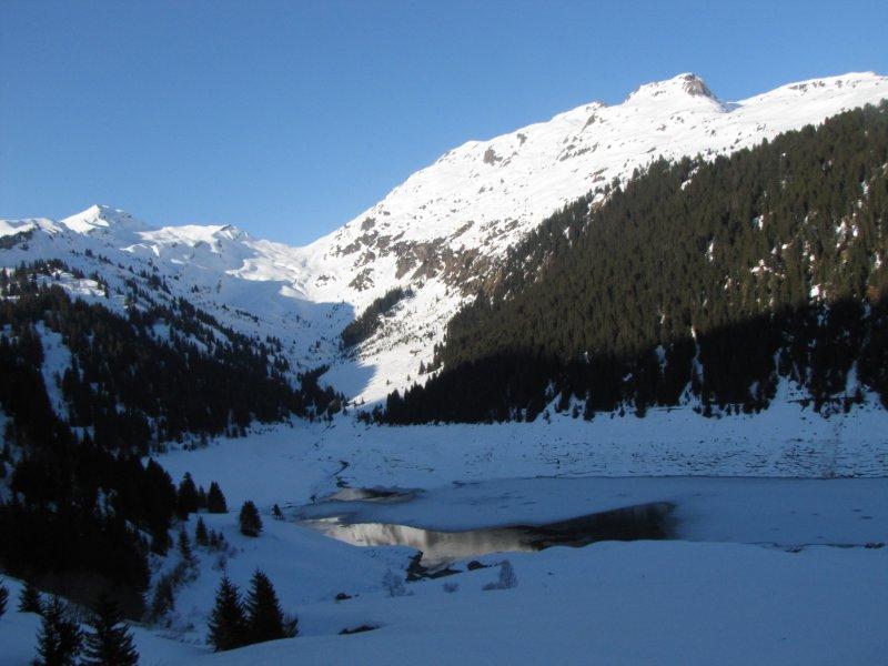 Lac de St Guérin : belle vue sur le col de la Louze et le Gd Mont