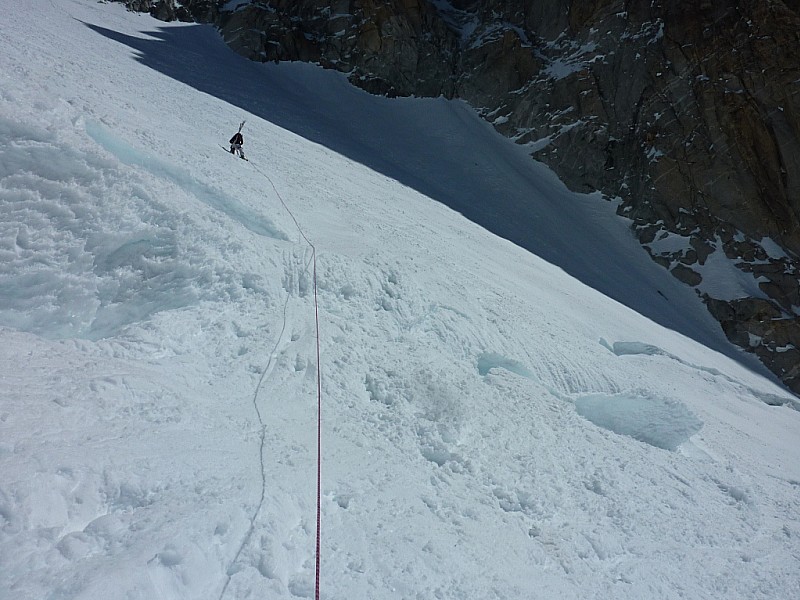 #2 Glacier du Milieu : La rimaye passe bien à ski à la descente. Glacier du Milieu : La rimaye passe bien à ski à la descente.