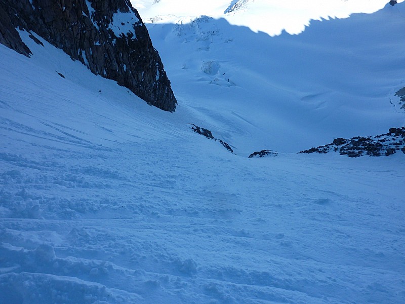 #11 Couloir Barbey : Bas du couloir de gauche. A gauche la pente croutée au dessus de la rimaye. Couloir Barbey : Bas du couloir de gauche. A gauche la pente croutée au dessus de la rimaye.