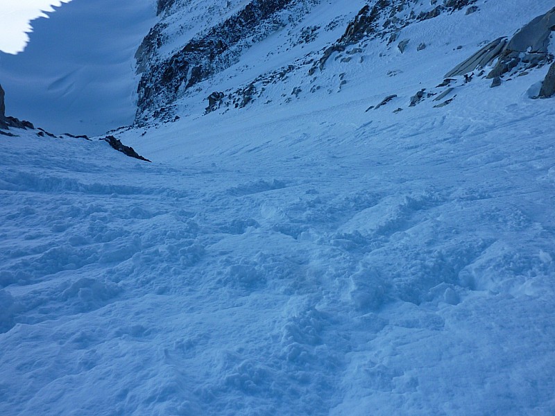 #7 Couloir Barbey : Partie haute.Encore un peu de neige meuble en rive gauche. On voit les anciennes traces durcies dans l Couloir Barbey : Partie haute.Encore un peu de neige meuble en rive gauche. On voit les anciennes traces durcies dans l'axe du couloir et la rive droite gelée.