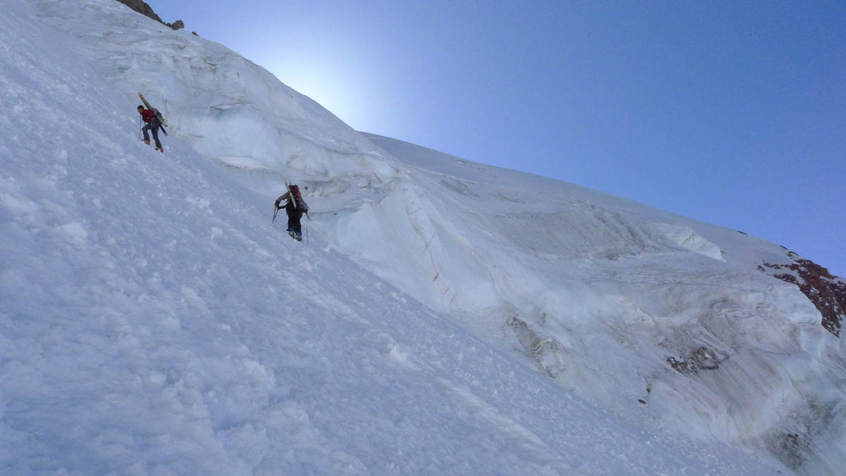 #10 Sous le col du Pavé : Etienne trace difficilement dans une neige sans cohésion (sous la croute) au début Sous le col du Pavé : Etienne trace difficilement dans une neige sans cohésion (sous la croute) au début