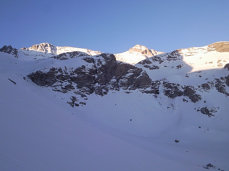 #1 Lever du jour : Arrivée vers les premières vraies pentes après la longue traversée dans le vallon de la grande Cayolle. Lever du jour : Arrivée vers les premières vraies pentes après la longue traversée dans le vallon de la grande Cayolle.