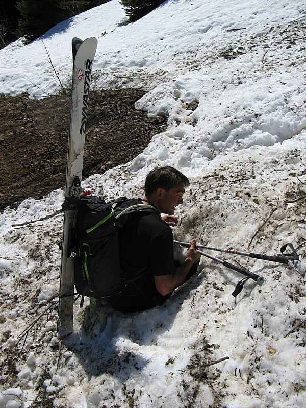 #5 col de l col de l'Aigleton : Alors le gars qu'a fait un gros trou dans le pont de neige se situant sur le chemin, c'est moi!
Les pieds dans le torrent, ça fait du bien.
