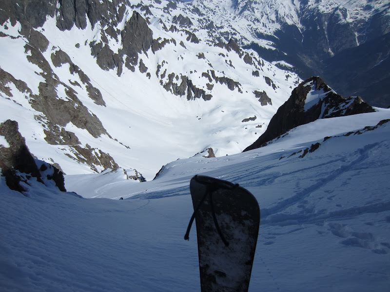 #8 700m de peuf sous les pieds : On devine l 700m de peuf sous les pieds : On devine l'entrée du couloir du grand Charnier. Celui de droite en descendant ne passait pas d'où on a voulu le prendre.