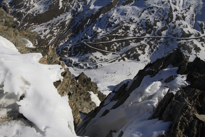 #6 Route du col Agnel : tout en bas, la route du col, pas encore ouverte, bien entendu. Route du col Agnel : tout en bas, la route du col, pas encore ouverte, bien entendu.