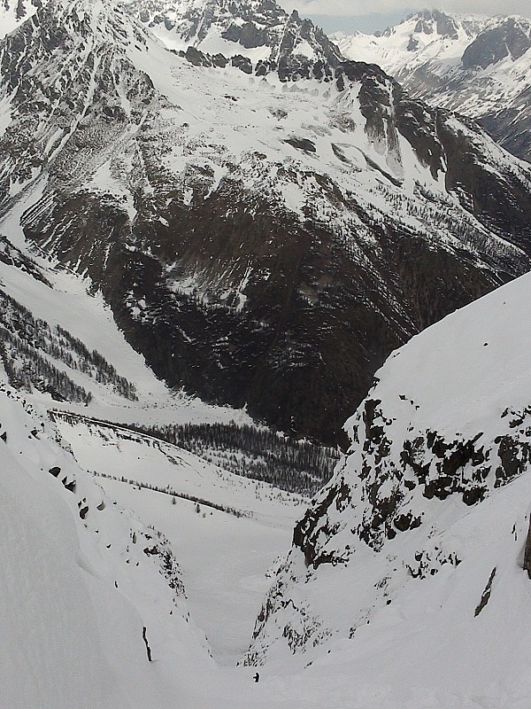 #4 Le haut du couloir : vue de la brèche, les cailloux sont invisibles mais bien là en-dessous près à rugir Le haut du couloir : vue de la brèche, les cailloux sont invisibles mais bien là en-dessous près à rugir