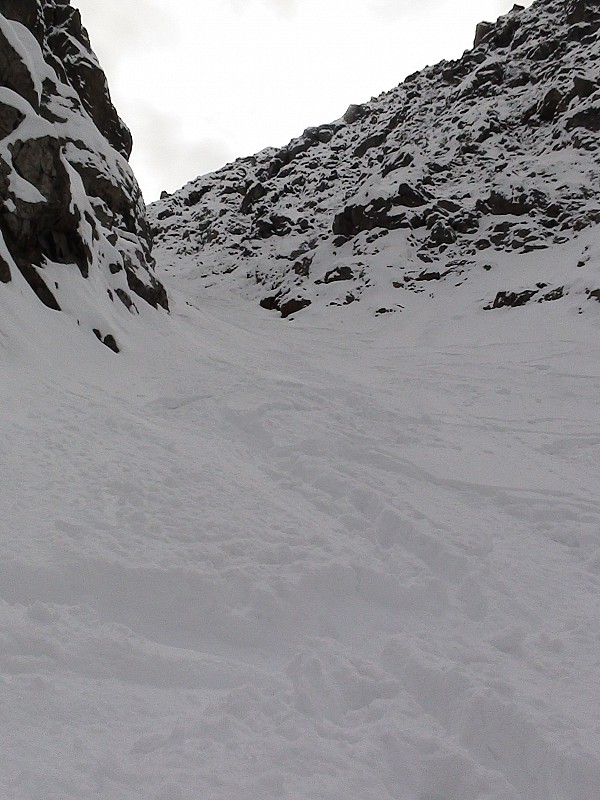 #7 haut du couloir : en se retournant (vers 2650m) : y haut du couloir : en se retournant (vers 2650m) : y'avait épais de poudre!!!
