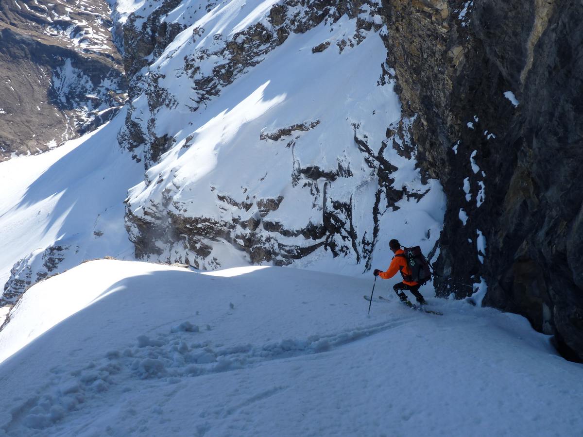 #7 Haut du couloir : Quelques virages en poudre lourde qui à pris le soleil Haut du couloir : Quelques virages en poudre lourde qui à pris le soleil