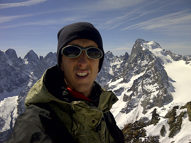 #6 Montagne des Agneaux : Photo sommitale avec vue sur la Barre des Ecrins qui a l Montagne des Agneaux : Photo sommitale avec vue sur la Barre des Ecrins qui a l'air assez crevassee