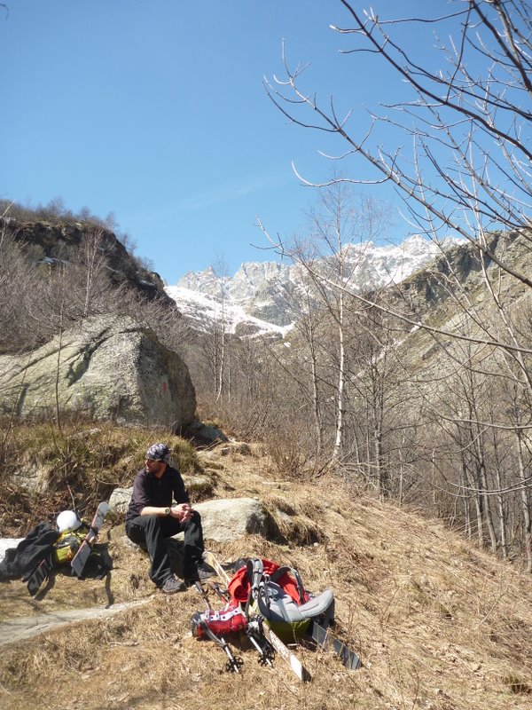#25 Gura : 500m de portage qd meme pour rentrer... heureusement qu Gura : 500m de portage qd meme pour rentrer... heureusement qu'a la montee il faisait nuit. Vue du parking la distance est un peu rebutante!