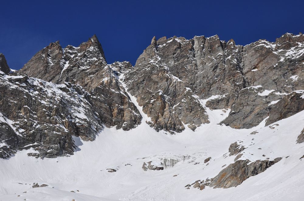 #19 Couloir de la Gura : Une belle ligne dans la muraille Couloir de la Gura : Une belle ligne dans la muraille