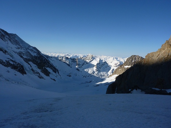 #6 dôme de miage : vue du glacier de tré la tête depuis le point 3200 m avec le pain de sucre en contre bas dôme de miage : vue du glacier de tré la tête depuis le point 3200 m avec le pain de sucre en contre bas