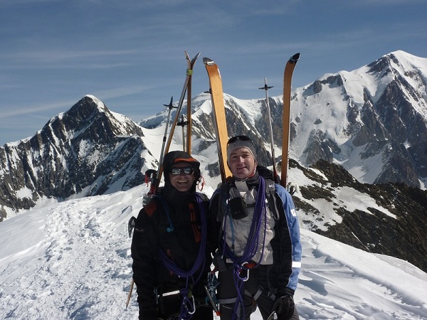 #12 dôme de miage : sommet des dômes 3670 m avec le mont blanc et le gouter en arrière plan dôme de miage : sommet des dômes 3670 m avec le mont blanc et le gouter en arrière plan