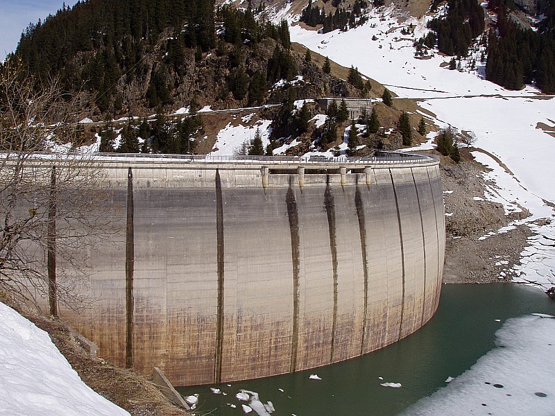 #3 Barrage : Le lac est très bas Barrage : Le lac est très bas
