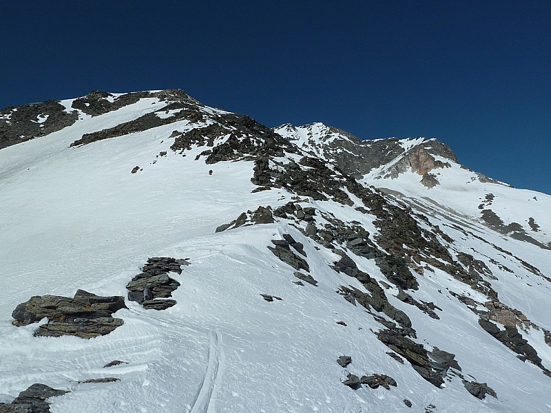 #7 Du Col de Chavière : vue sur le sommet tout là haut, l Du Col de Chavière : vue sur le sommet tout là haut, l'arête est sèche, il vaut mieux descendre le col et remonter ensuite