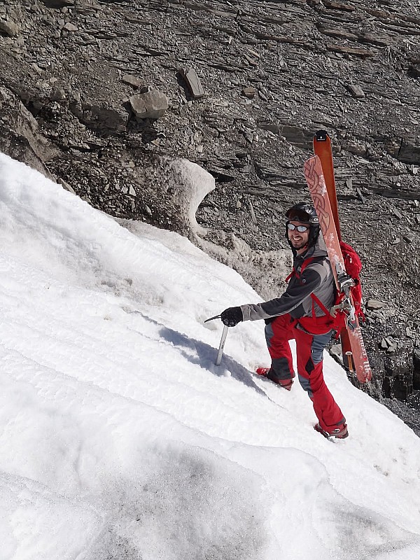 #7 Déchaussage suite : Sourire toujours, même si on en a plus que marre de faire de l Déchaussage suite : Sourire toujours, même si on en a plus que marre de faire de l'alpi expo alors que le vallon 200 m plus bas est débonnaire et en neige.
