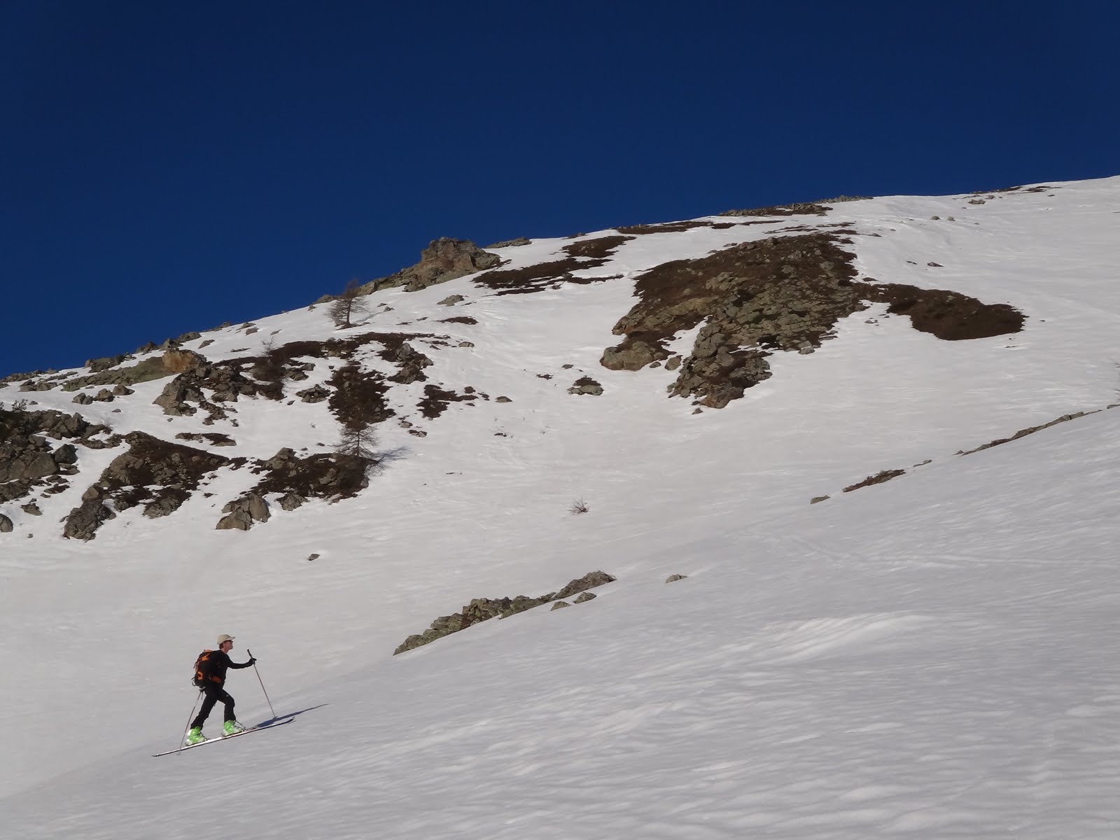 #1 Vers les Balais : Cyrille profite de la belle neige dure du matin Vers les Balais : Cyrille profite de la belle neige dure du matin