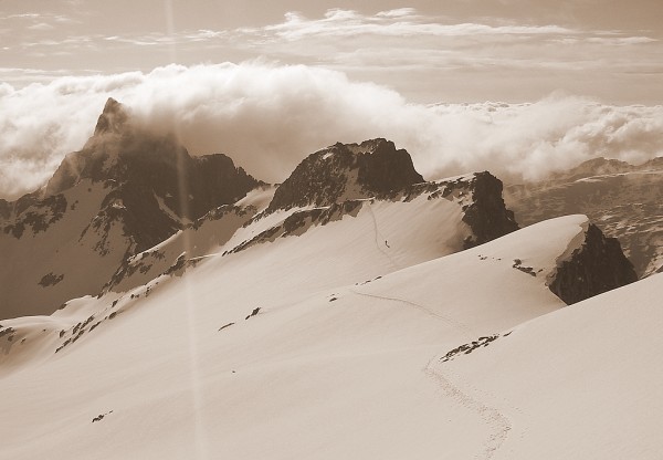 #3 Arête Est : L Arête Est : L'arête Est du Rocher Blanc et les Aiguilles de l' Argentière dans les nuages