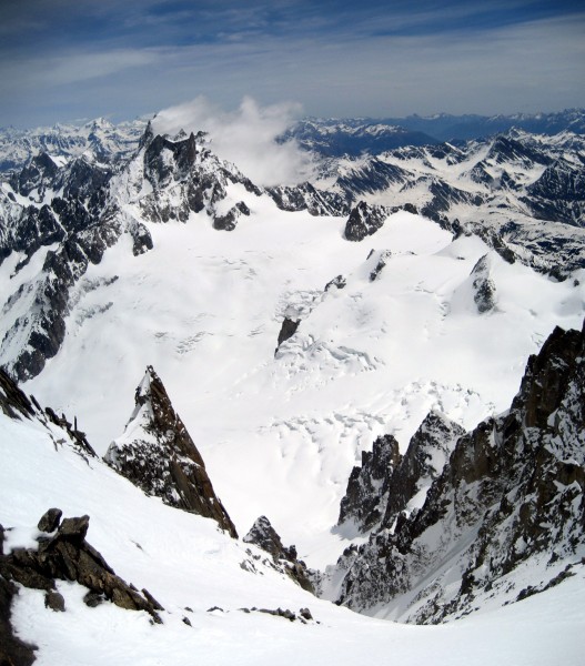 #6 La vue du début du couloir : Les Grandes Jorasses dans les nuages. La vue du début du couloir : Les Grandes Jorasses dans les nuages.
