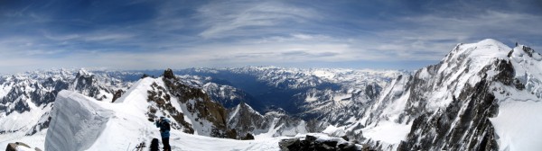 #1 La vue du sommet : On boit un petit coup avant de partir. La vue du sommet : On boit un petit coup avant de partir.