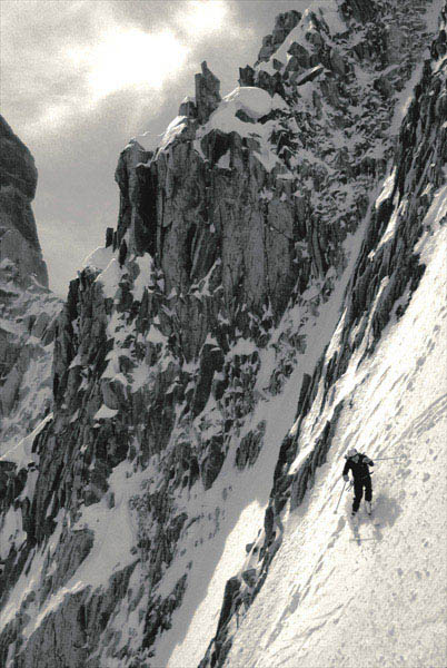 #13 Eric dans la partie haute. : Ah cette descente entre ces deux belles arêtes rocheuses! Eric dans la partie haute. : Ah cette descente entre ces deux belles arêtes rocheuses!