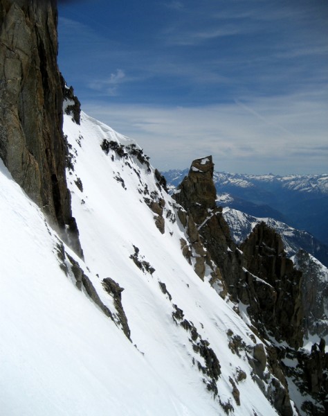 #4 A la fin du 1er couloir ... : ... la traversée à gauche et la montée au départ du couloir du Diable. A la fin du 1er couloir ... : ... la traversée à gauche et la montée au départ du couloir du Diable.