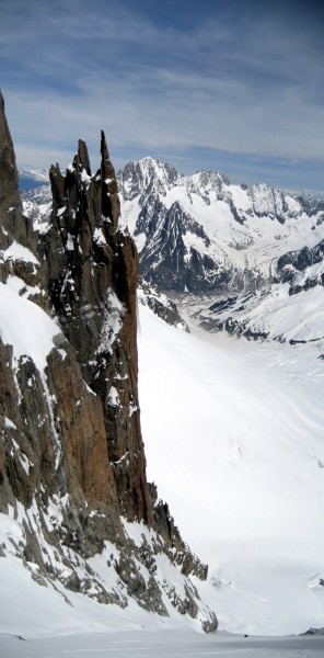 #10 La bas du couloir. : Belle aiguille avec en arrière-plan la Verte. La bas du couloir. : Belle aiguille avec en arrière-plan la Verte.