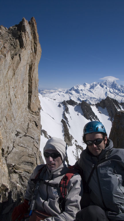 Bubu et Clément sur l'arête : A l'arrière plan, le mont Blanc a sorti le bonnet de "compète".