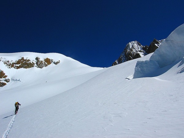 #3 Aiguille des Glaciers : Mick trace sous les petits séracs Aiguille des Glaciers : Mick trace sous les petits séracs