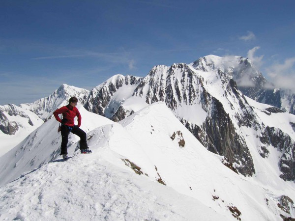 Nicole : Nicole au sommet avec le Mont-Blanc en arrière plan.