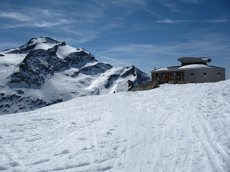 #4 Le refuge des Conscrits : avec en toile de fond, le Pain de Sucre du Mont Tondu. Le refuge des Conscrits : avec en toile de fond, le Pain de Sucre du Mont Tondu.