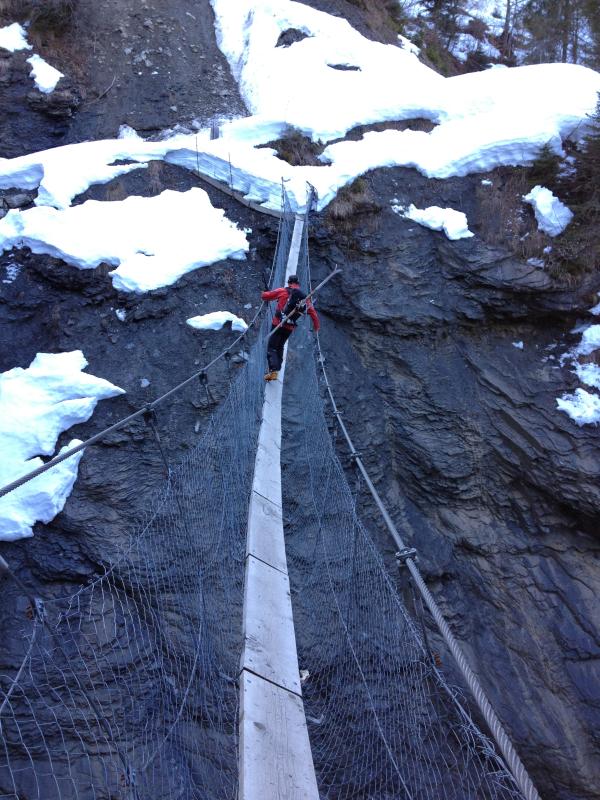 #1 Couloir du Lion : On prefèrera, le pont suspendu, au joli pont tout à coté, on est des aventuriers !!
Par contre, un peu bancal , pas facile Couloir du Lion : On prefèrera, le pont suspendu, au joli pont tout à coté, on est des aventuriers !!
Par contre, un peu bancal , pas facile