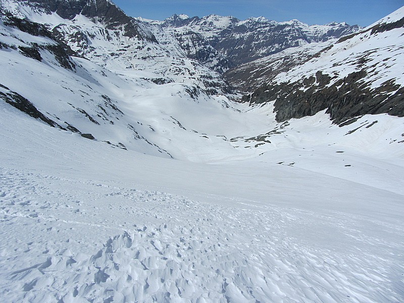 Bas du glacier : vue du vallon. au fond la grande casse et la grande motte