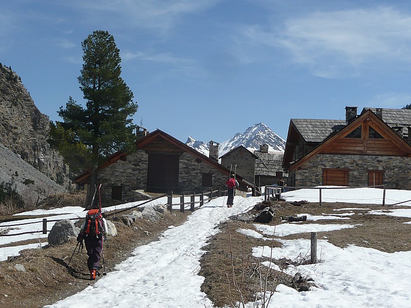 #21 fin d fin d'étape : content d'arriver au refuge à 1800 m blotti dans un hameau