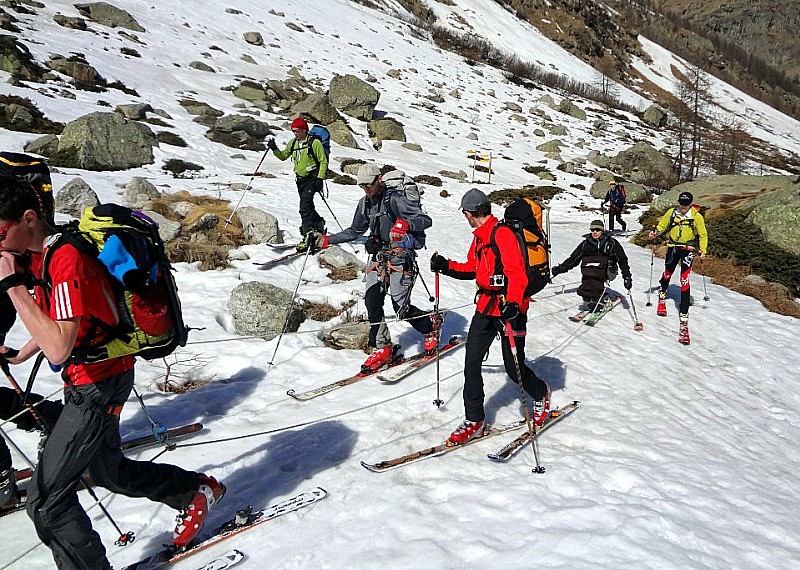 Montée : au fond du vallon, slalom entre les blocs qui affleurent (photo Shama)