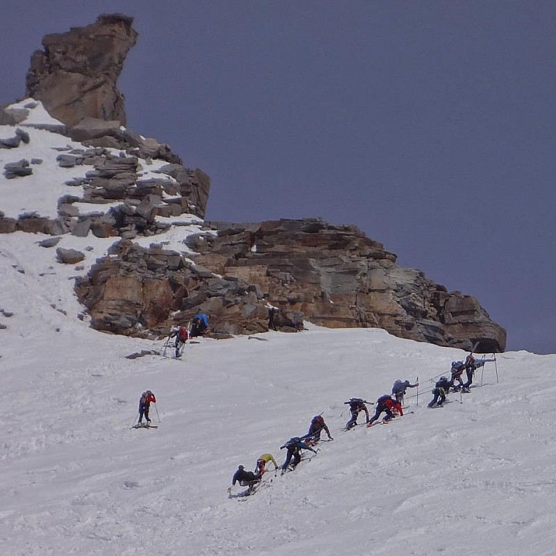 Pente finale... : la pente est raide, on jette nos dernière forces dans la bataille ! Le collet en neige marque l'antécime du Grand Paradis, ce sera l'objectif pour Nat. (photo Shama)