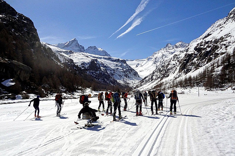 Départ : samedi matin, pistes de fond: direction le fond du vallon. (Photo Shama)