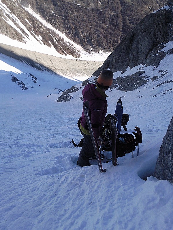 #5 dans le couloir : Pause grignotte et cloppe avant de chausser les crampons. dans le couloir : Pause grignotte et cloppe avant de chausser les crampons.